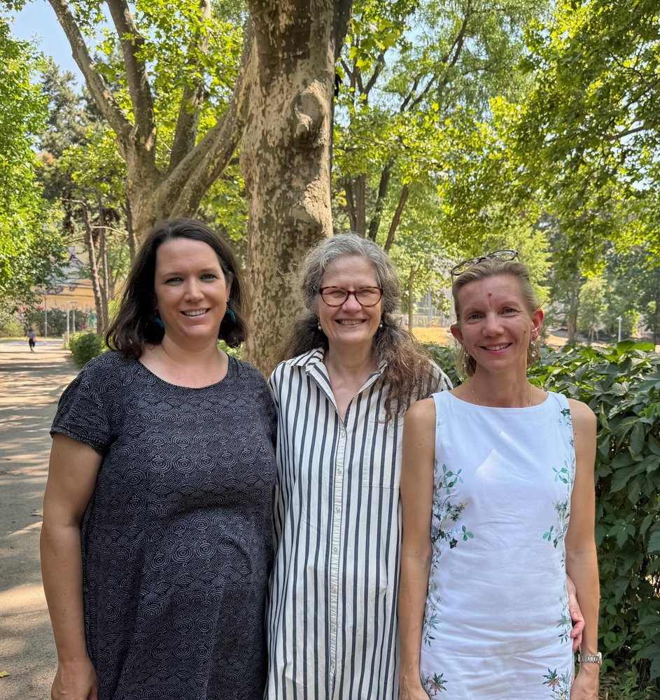 Katharina, Anna und Alexandra (von links nach rechts) vor einer Platane im Arne-Karlsson-Park